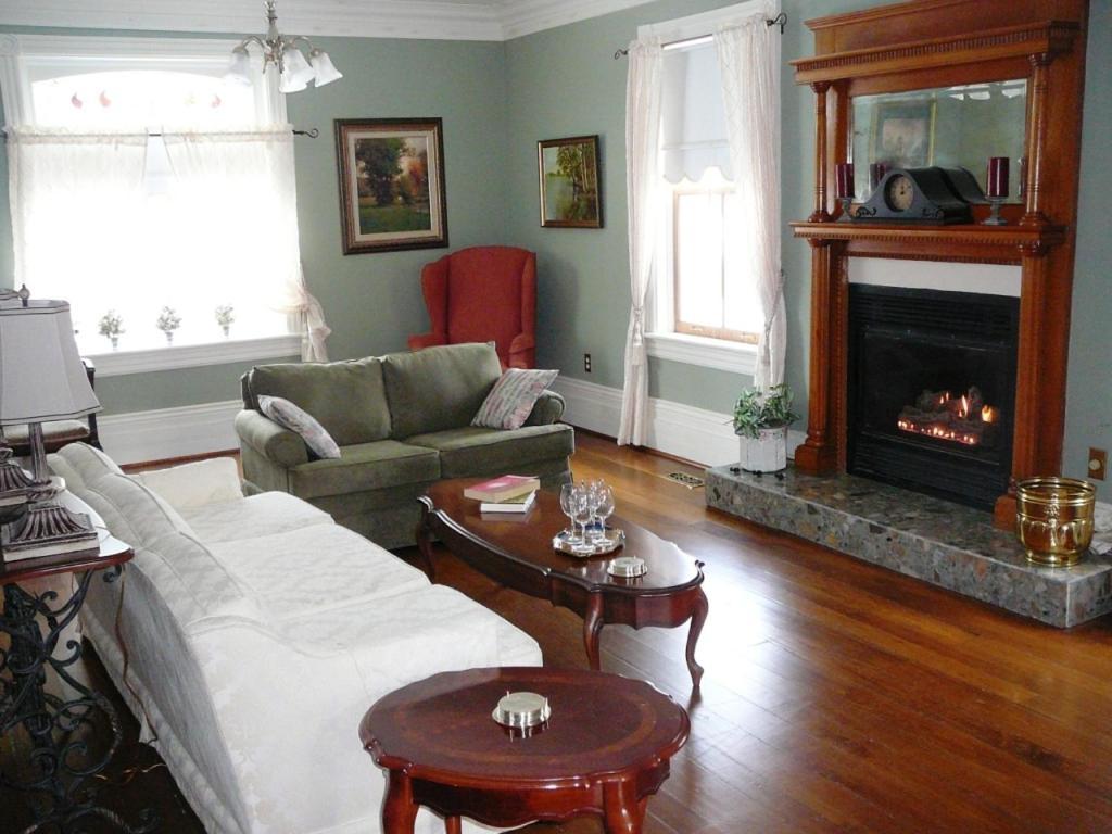 Gables Bed & Breakfast Bed & Breakfast Stayner
